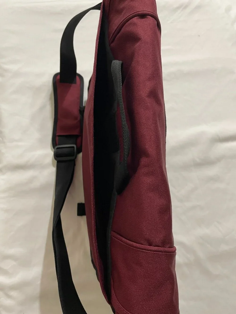 15 inch Eddie Bauer messenger bag, Marron, NWOT, Multiple Pockets, Nylon Strap